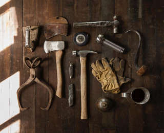 劳动节工作台摆满工具丰富木桌上的斧子钳子等工具工具做工工匠背景图片